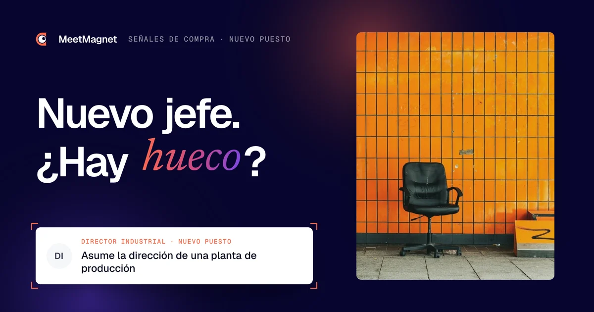 Silla de oficina vacía ante una pared naranja
