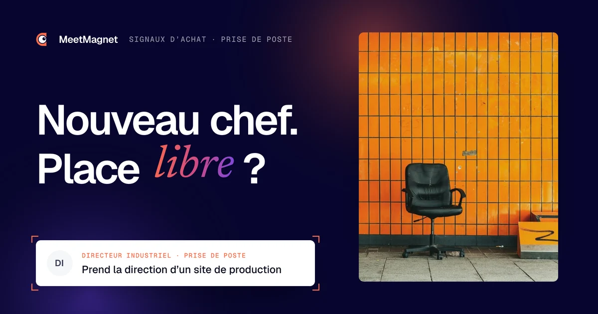 Chaise de bureau vide devant un mur orange