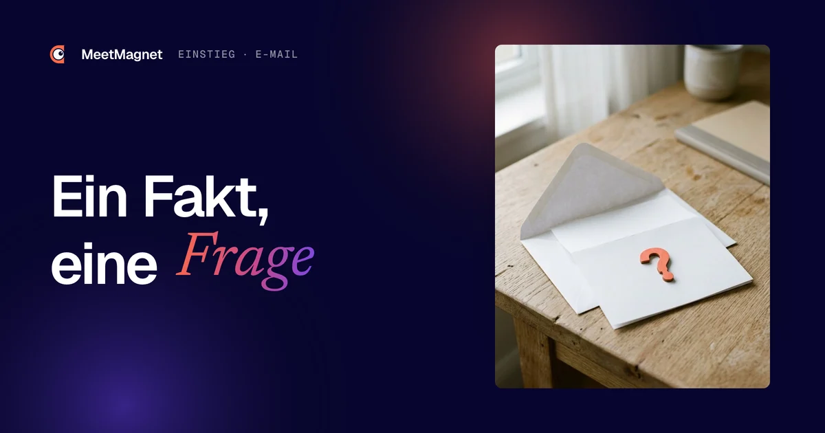 Geöffneter Umschlag auf einem Holztisch, der Brief herausgezogen, darauf ein korallfarbenes Fragezeichen
