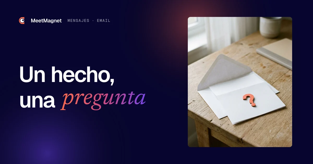 Sobre abierto en un escritorio de madera, la carta fuera, con un signo de interrogación coral encima