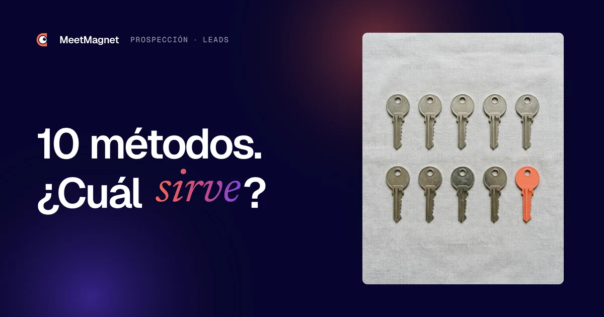 Diez llaves alineadas sobre una tela gris, nueve de metal y una sola de color coral