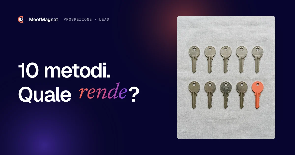 Dieci chiavi allineate su un tessuto grigio, nove in metallo e una sola color corallo