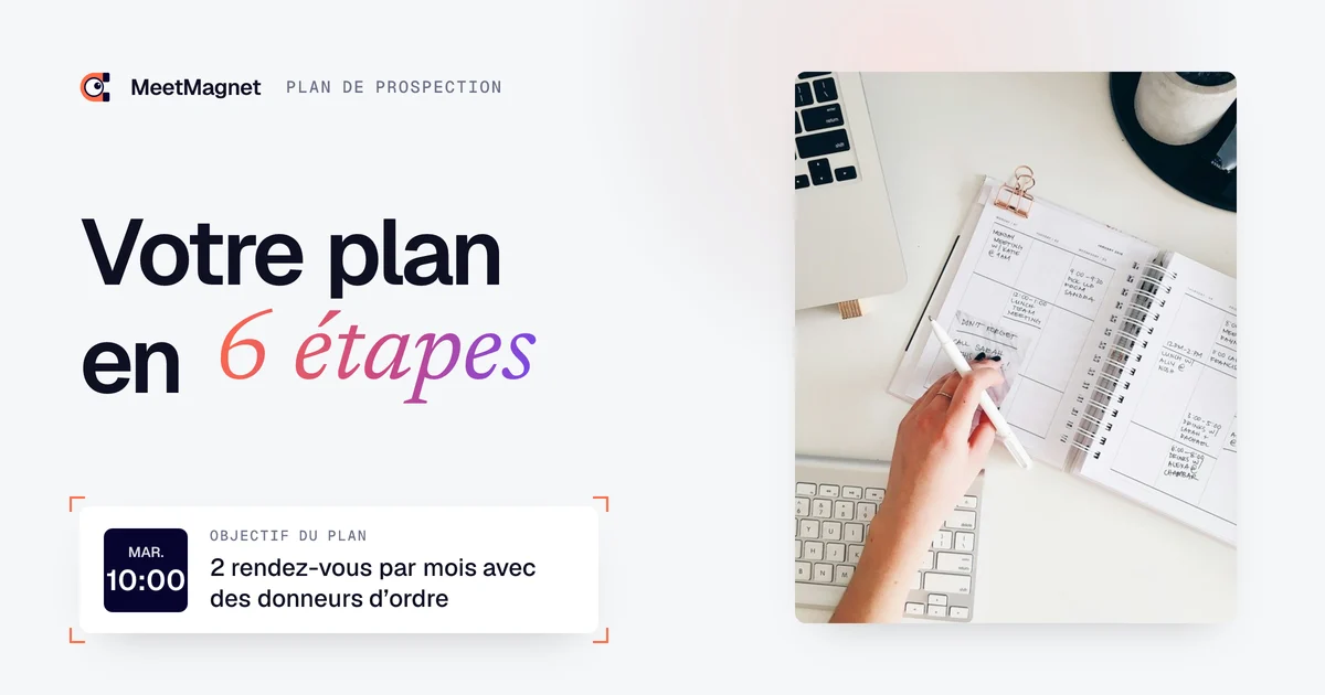 Main qui note un plan de prospection dans un agenda
