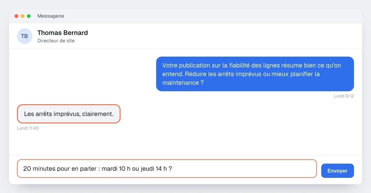 Exemple de conversation de prospection IA : l'accroche sur le signal, la réponse, puis deux créneaux