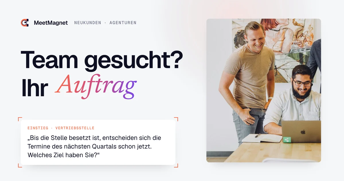 Agenturteam an einem Laptop