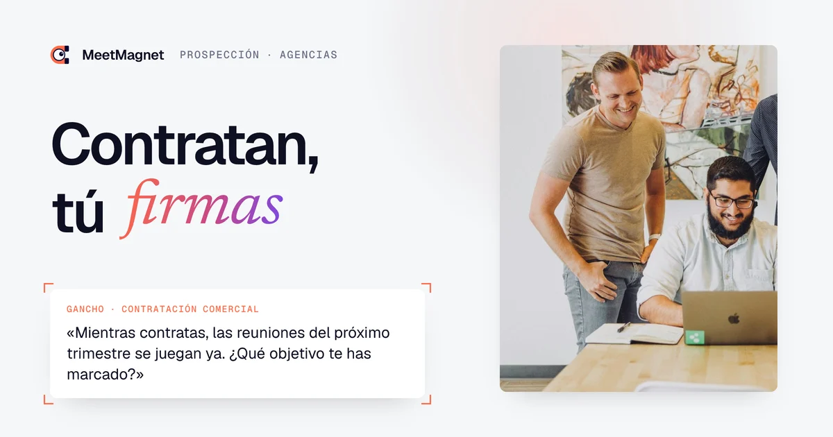 Equipo de agencia alrededor de un portátil