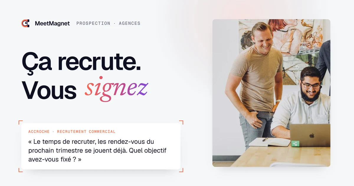 Équipe d'agence autour d'un ordinateur