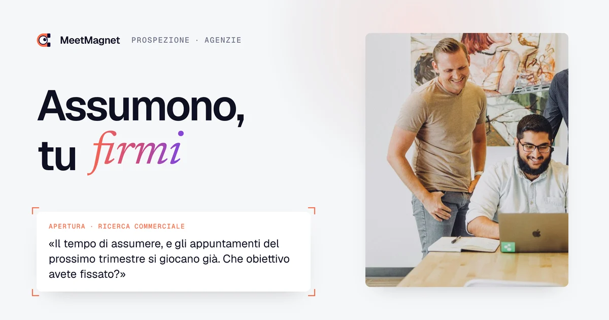 Team d'agenzia intorno a un portatile
