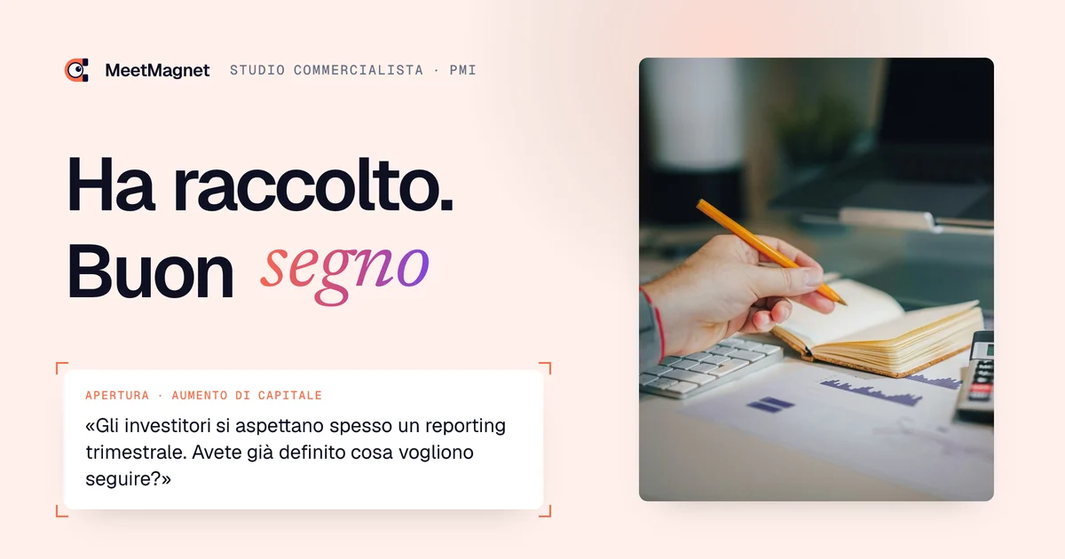 Scrivania del commercialista: calcolatrice e quaderno
