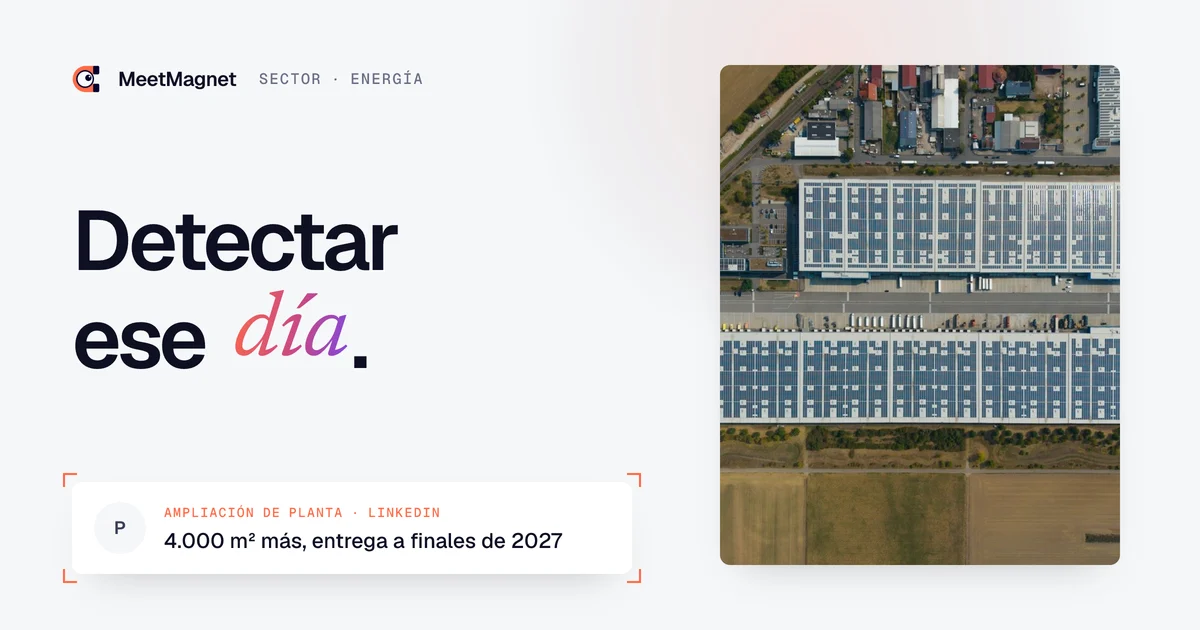 Tejados de naves cubiertos de paneles solares, vistos desde el aire
