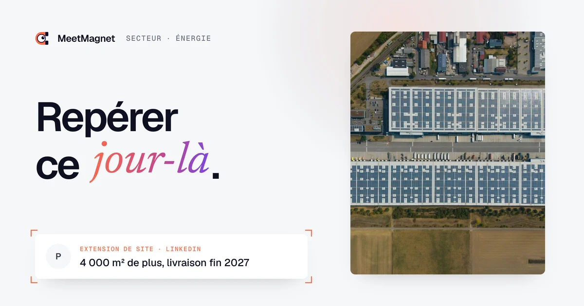 Toits d'entrepôts couverts de panneaux solaires, vus du ciel