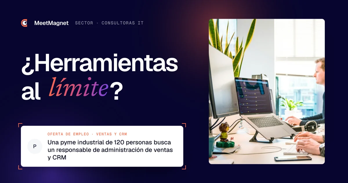 Desarrolladores trabajando frente a sus pantallas