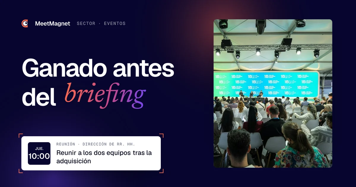 Sala de conferencias llena durante un evento corporativo