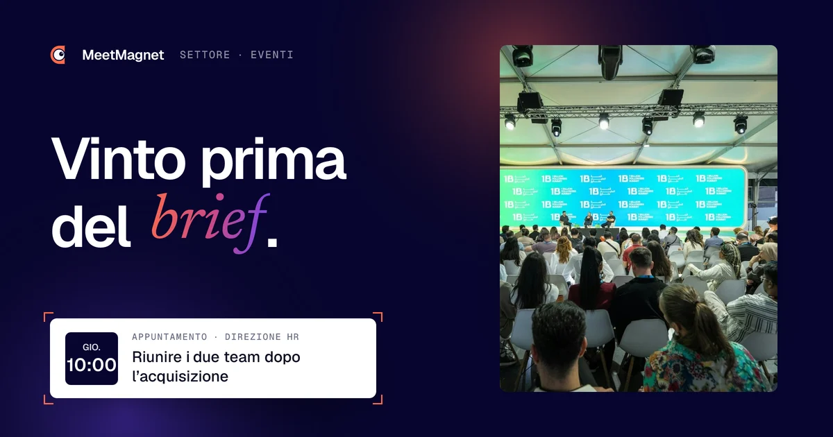 Sala conferenze piena durante un evento aziendale