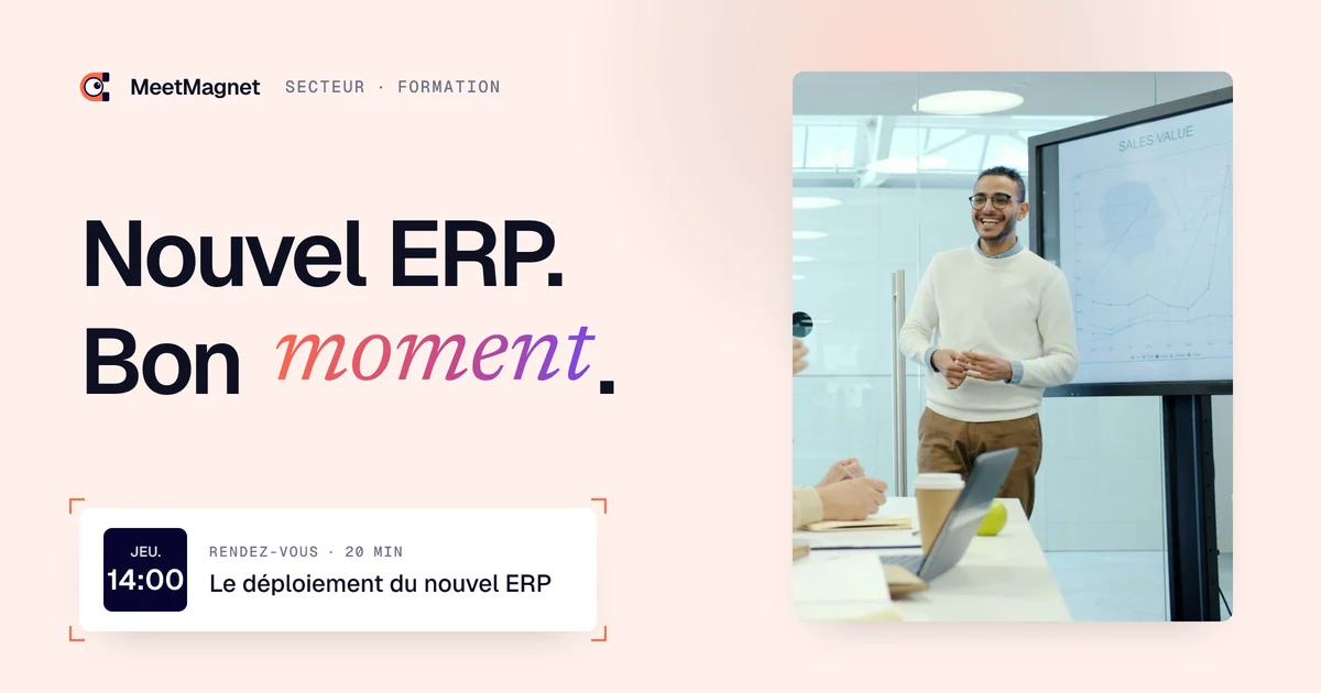 Formateur devant un groupe en salle de formation