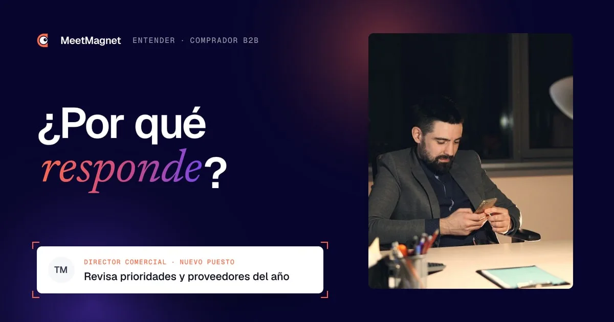 Un responsable lee un mensaje en el móvil, en su mesa: el momento en que un comprador B2B decide responder