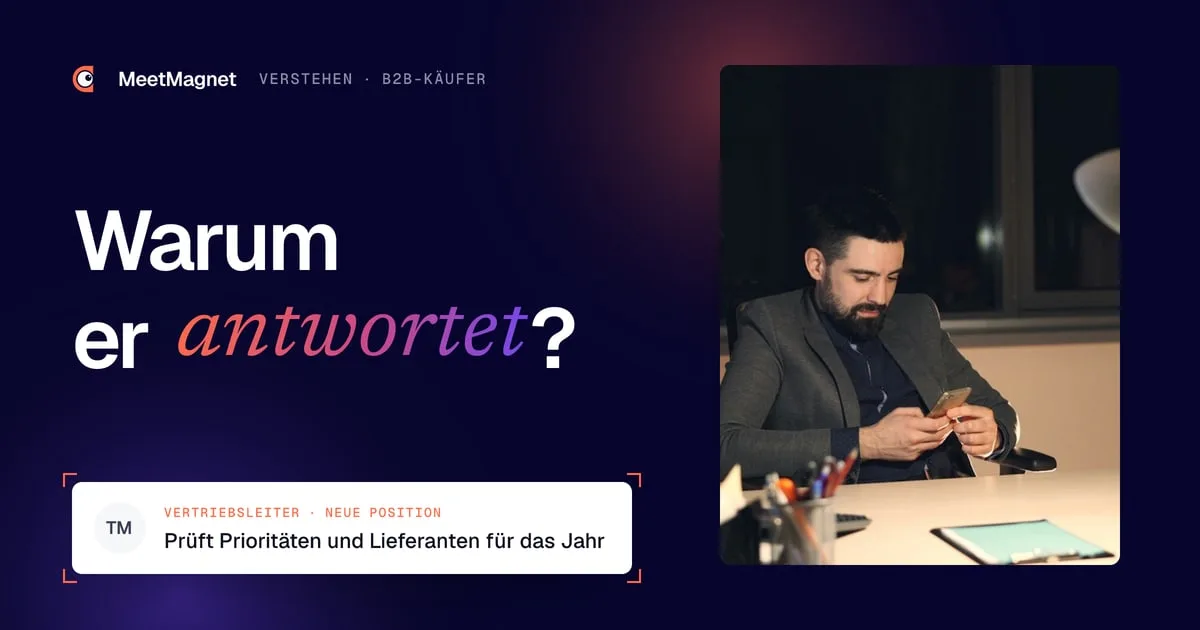 Ein Manager liest am Schreibtisch eine Nachricht auf dem Handy: der Moment, in dem ein B2B-Käufer antwortet