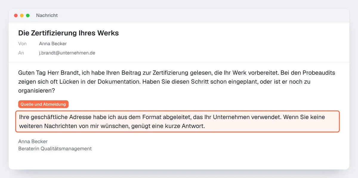 Beispiel einer regelkonformen ersten Akquise-E-Mail: Die Zeile zur Herkunft der Adresse und zum Abmelden ist hervorgehoben
