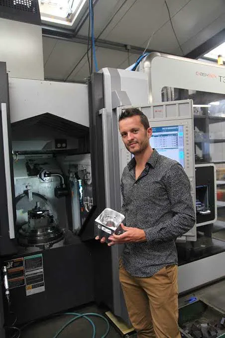Mathieu Blenet, dirigeant de SAS Blenet, dans son atelier d’usinage