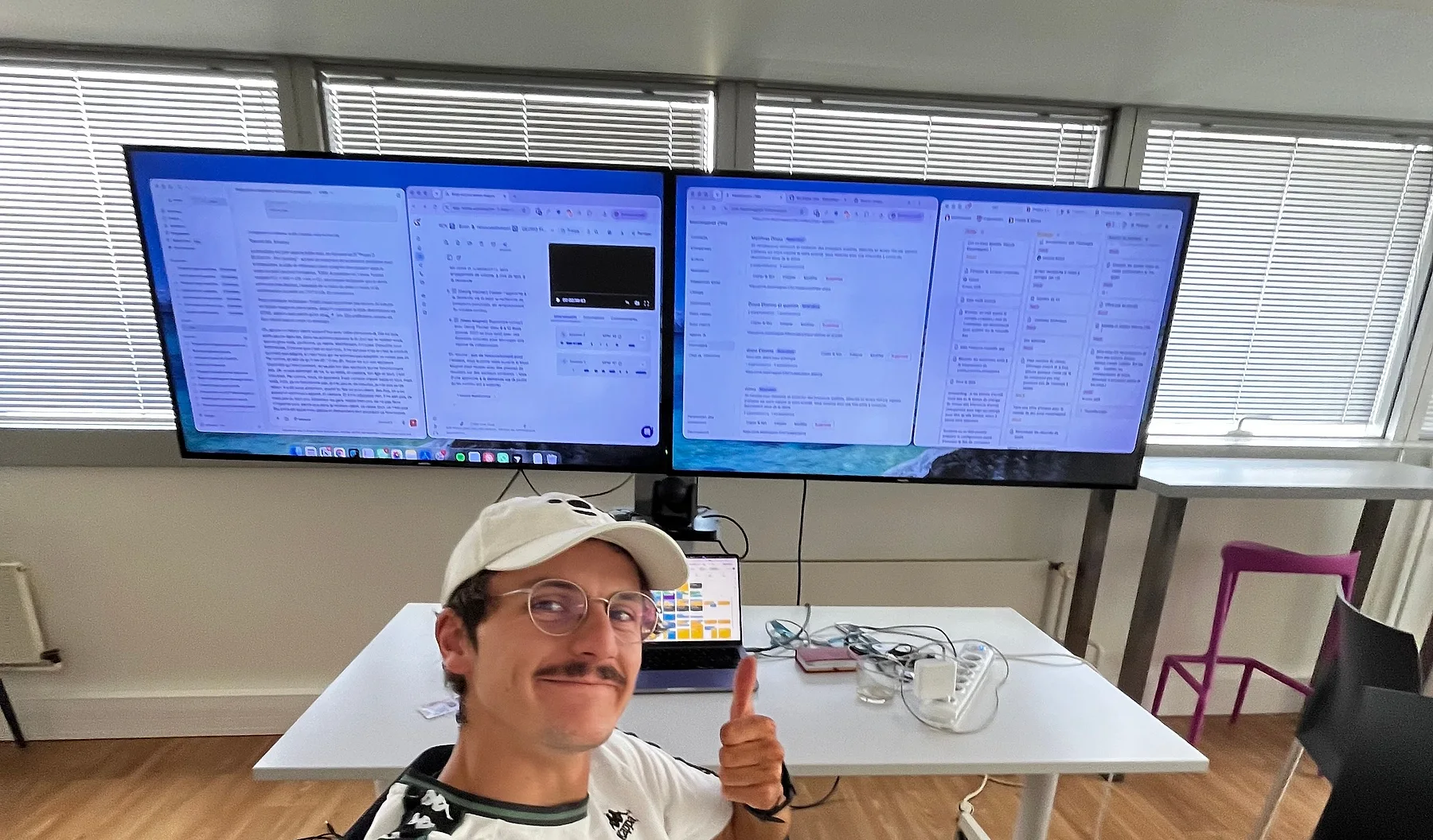 Etienne, fondateur de MeetMagnet, devant son setup IA